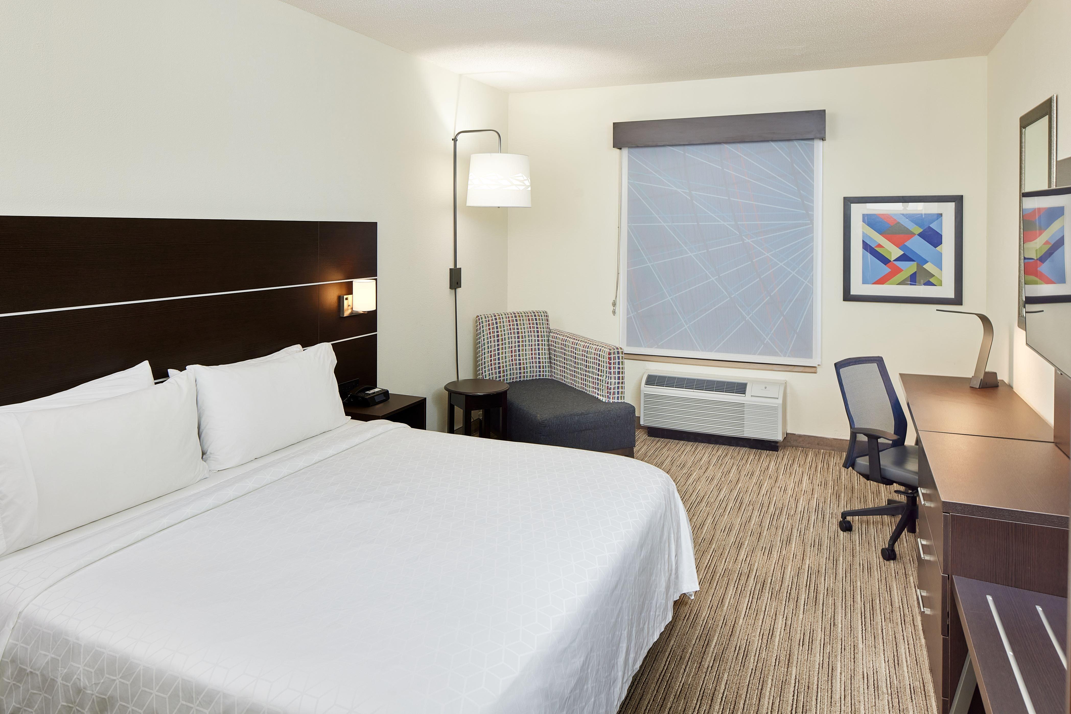 Express & Suites- By Ihg 3*