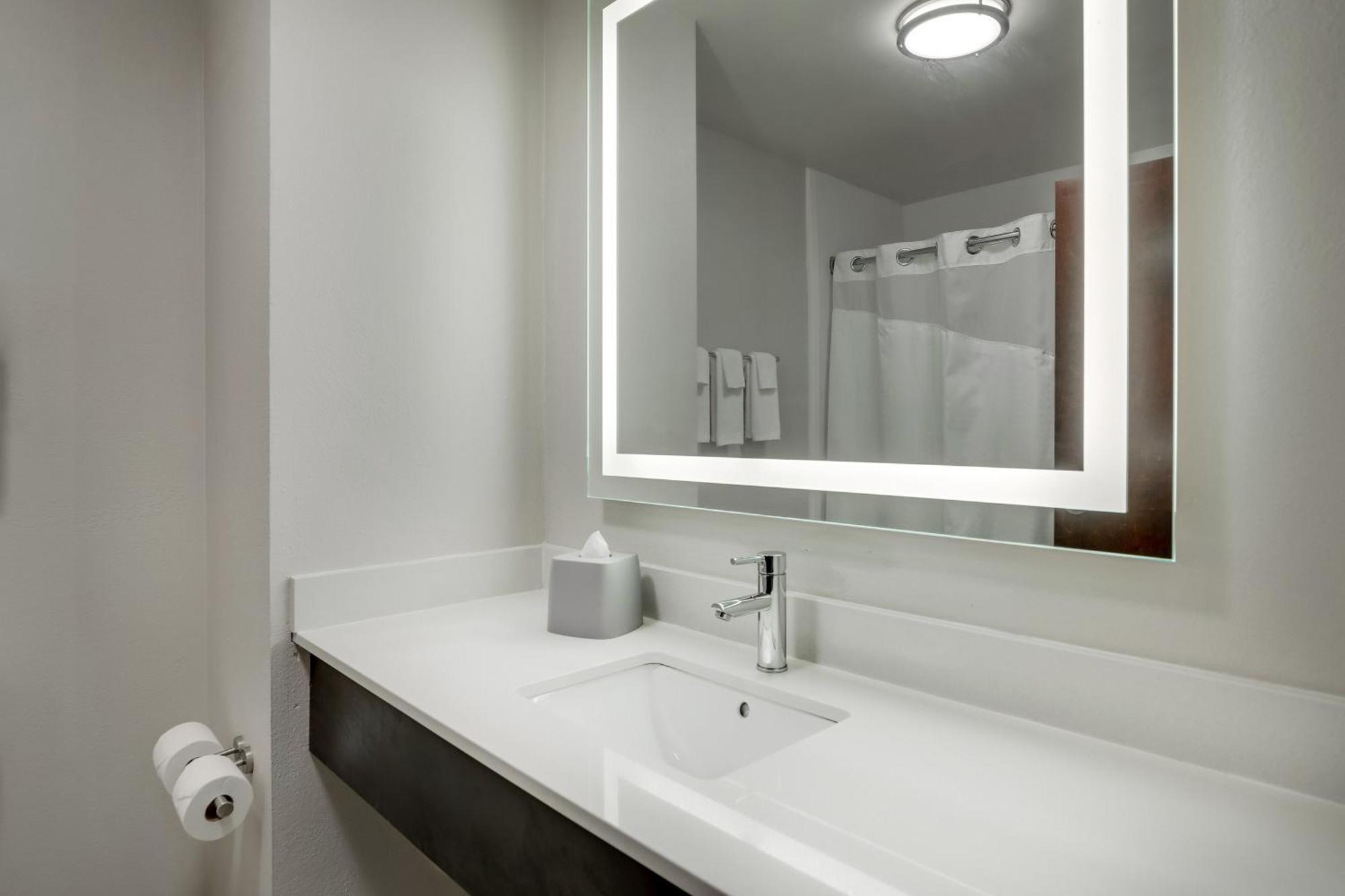 Hotel Express & Suites- By Ihg 3*