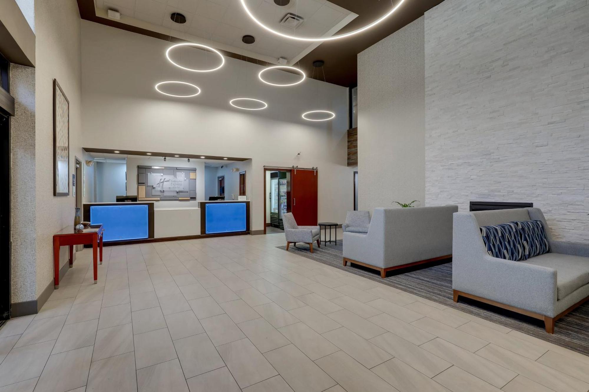 Express & Suites- By Ihg 3*