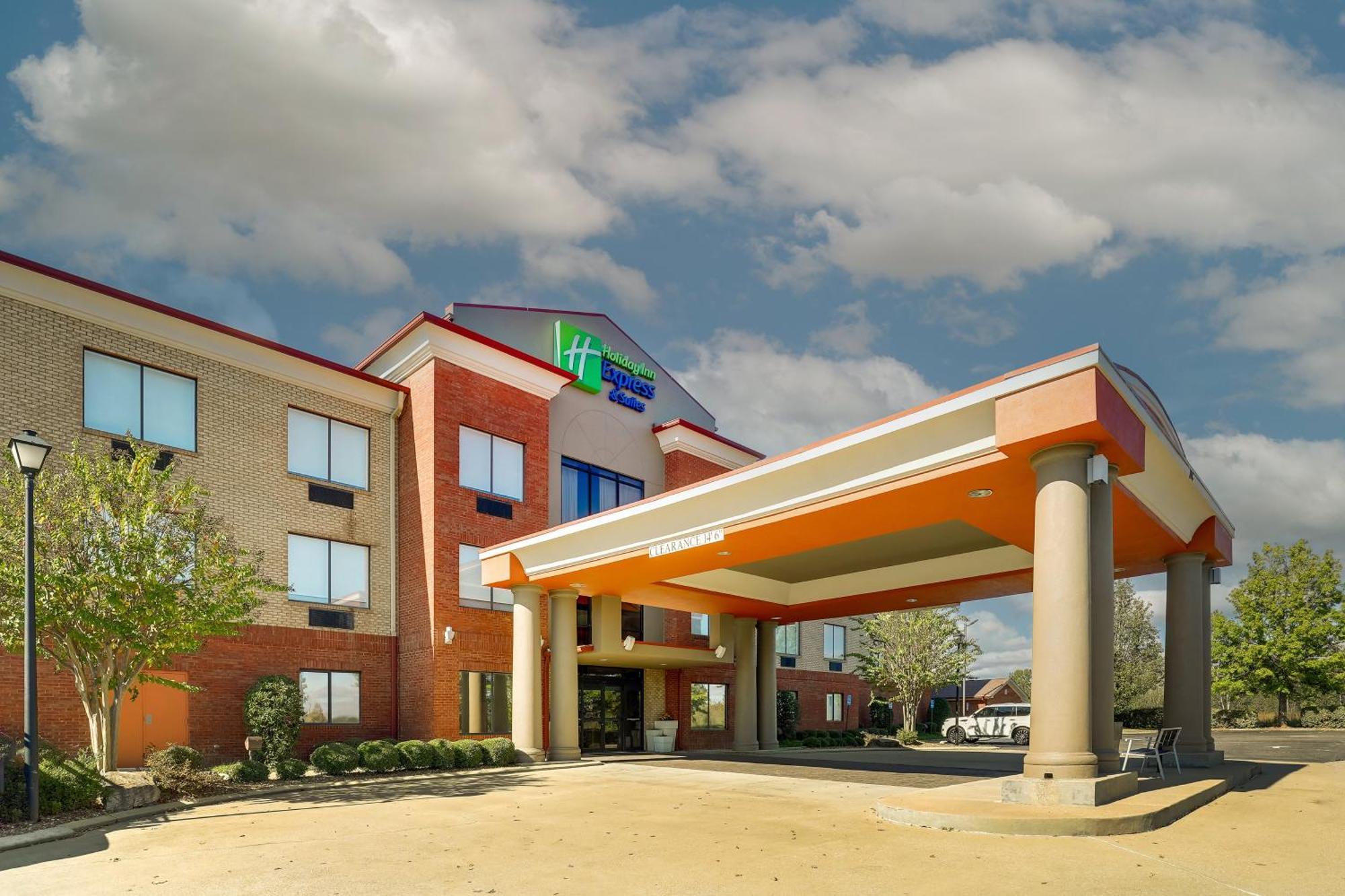 Express & Suites- By Ihg Hotel 3*