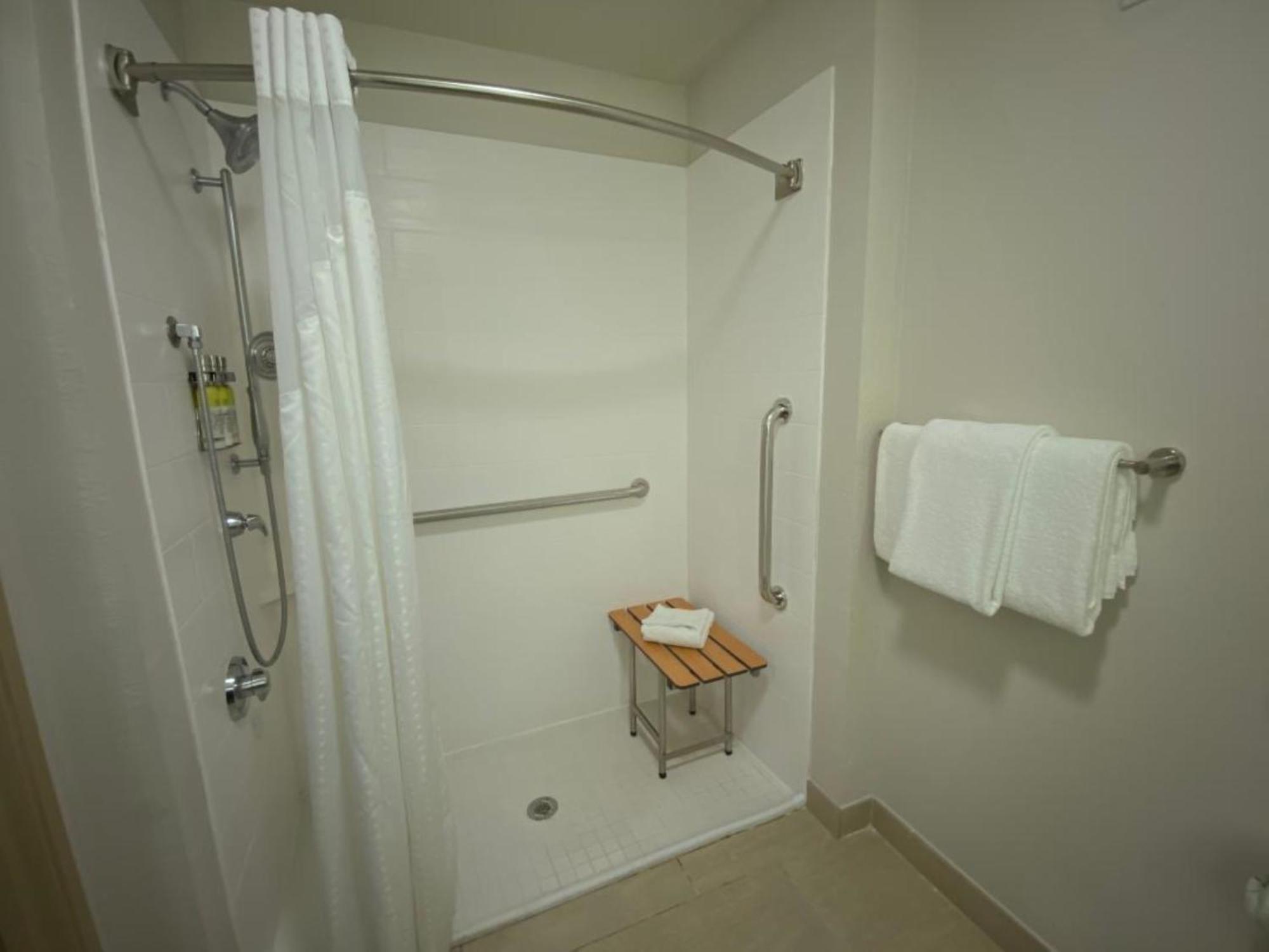 Hotel Express & Suites- By Ihg 3*