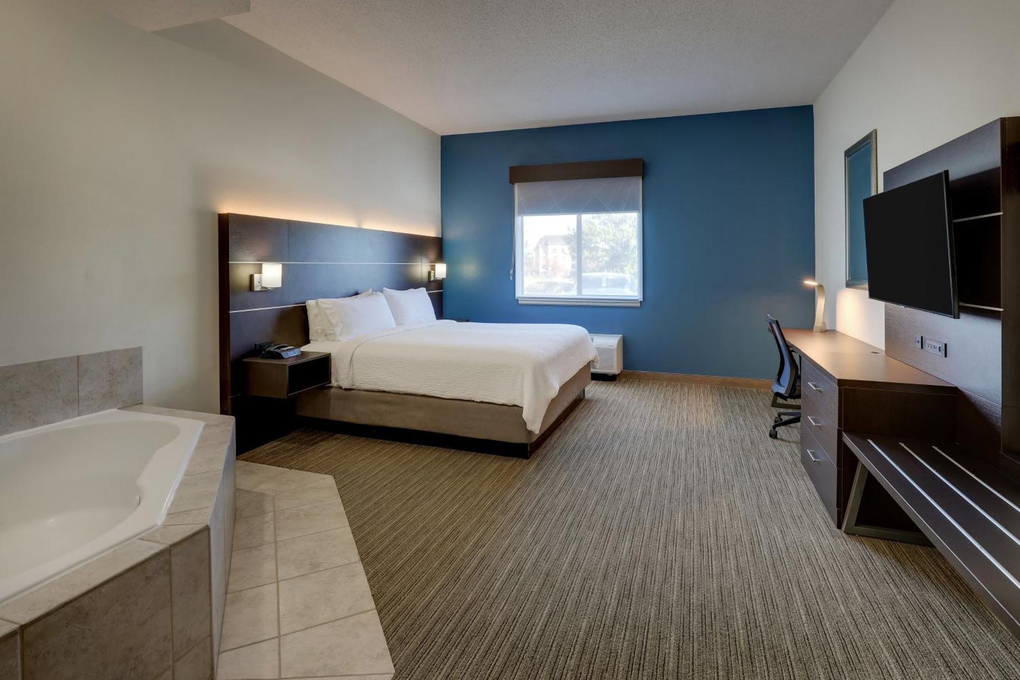 Express & Suites- By Ihg 3*