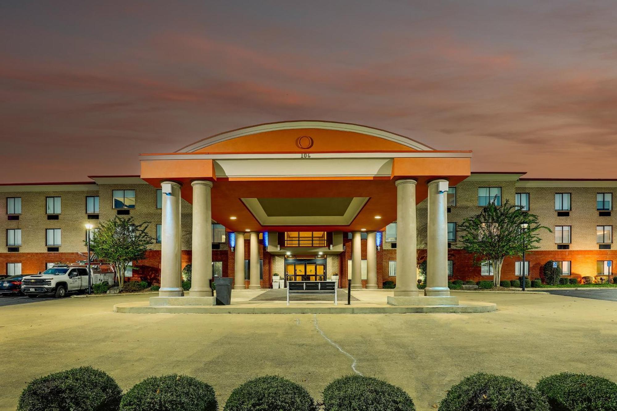 Express & Suites- By Ihg Gadsden