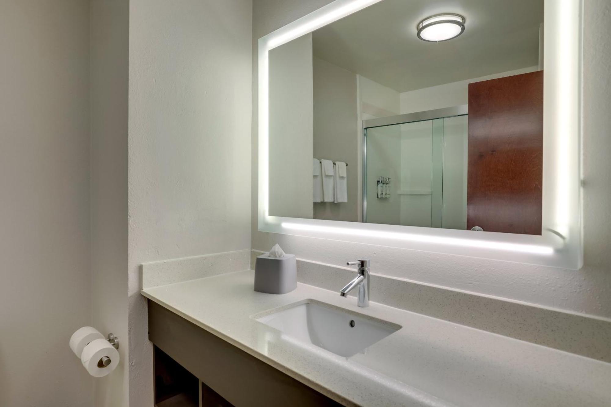Express & Suites- By Ihg Hotel