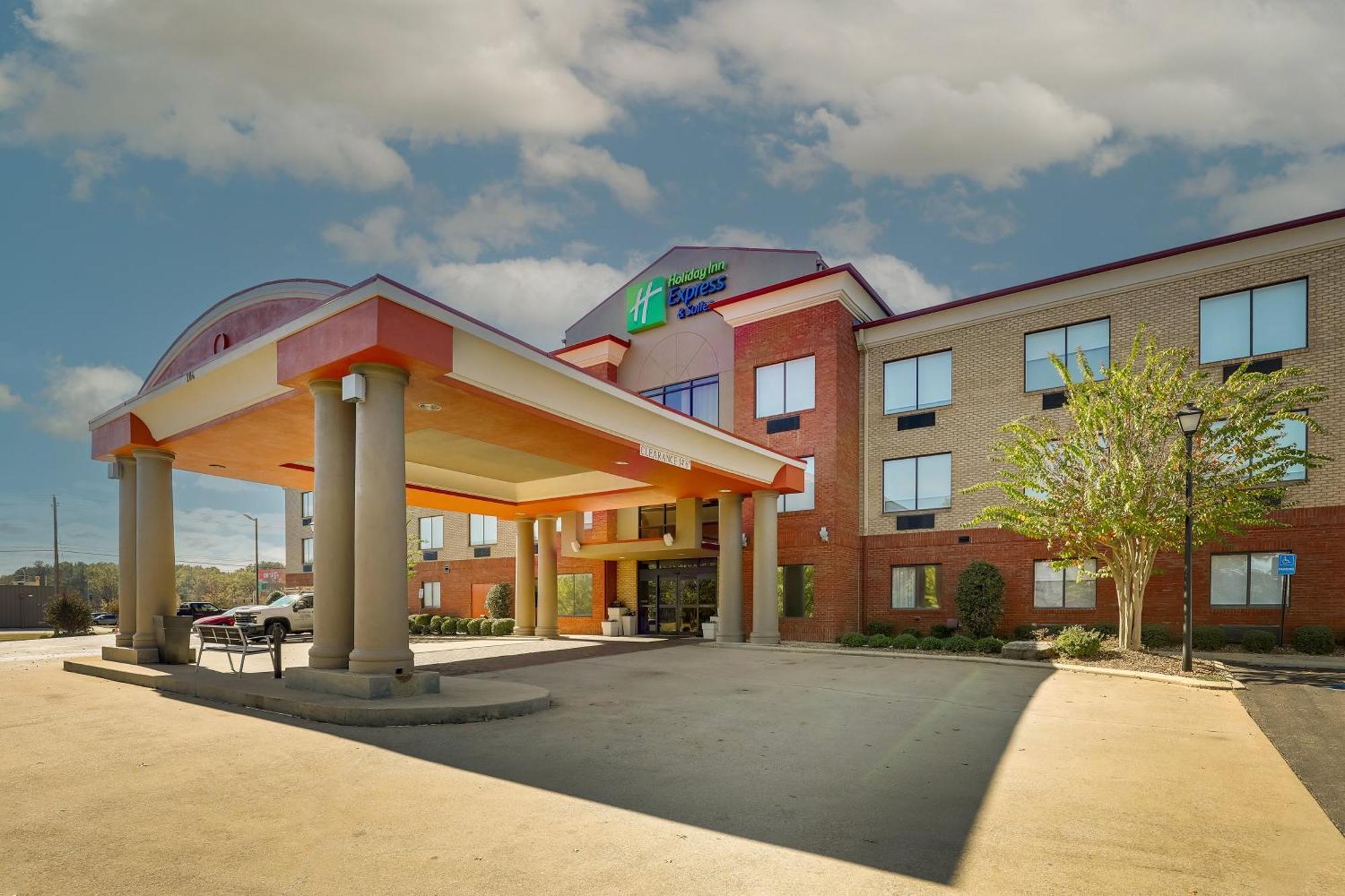 Express & Suites- By Ihg Hotel 3*