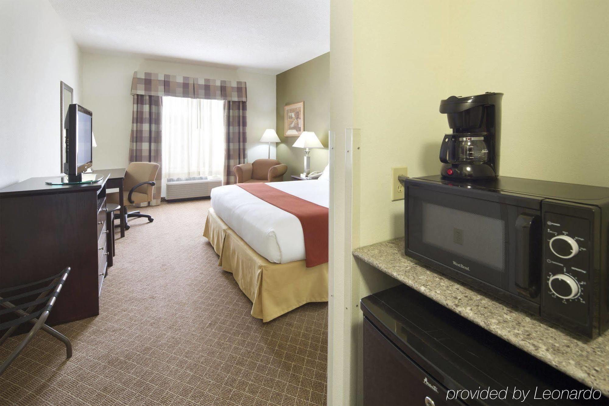 Express & Suites- By Ihg 3*