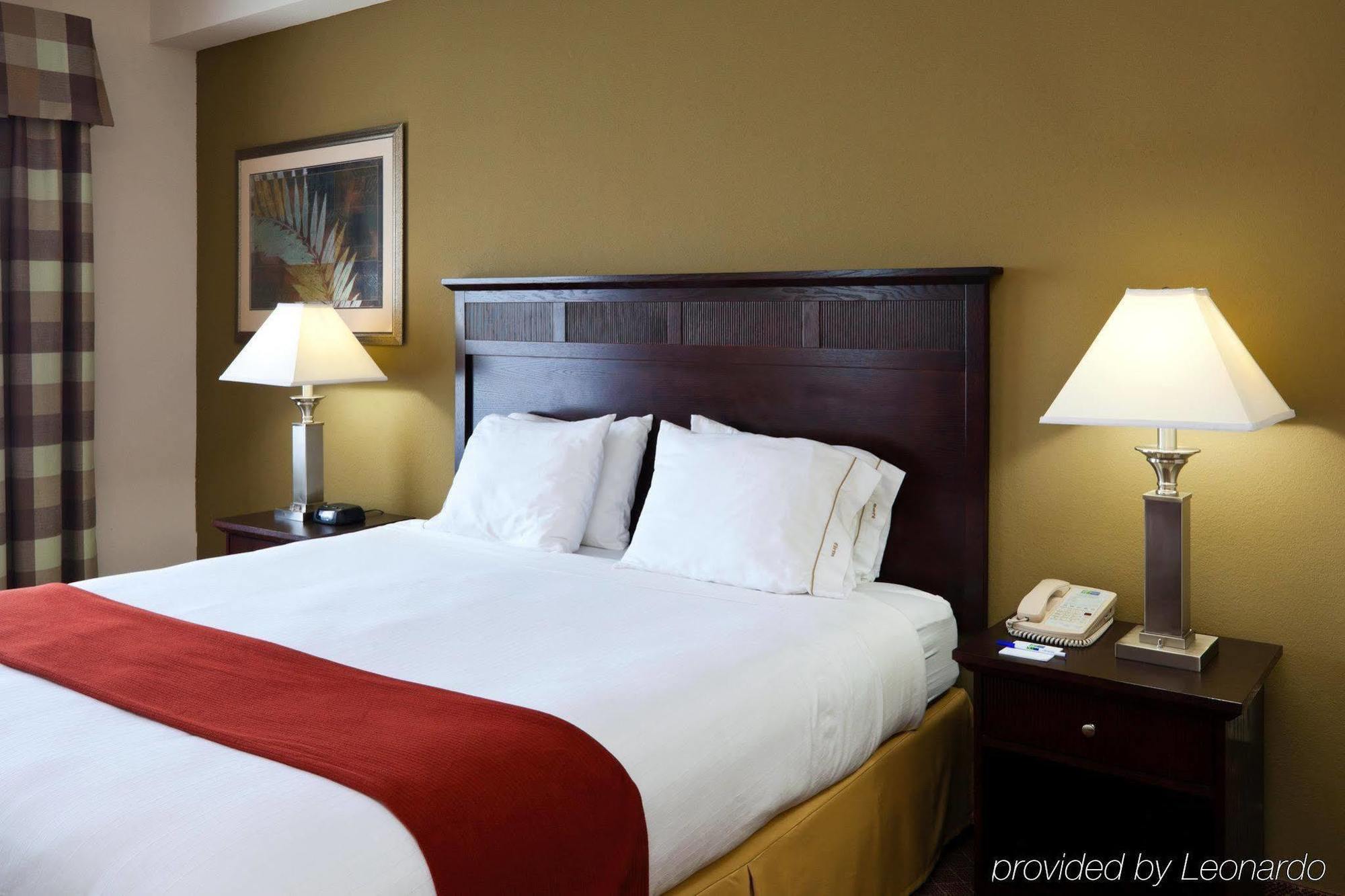 Express & Suites- By Ihg Hotel 3*