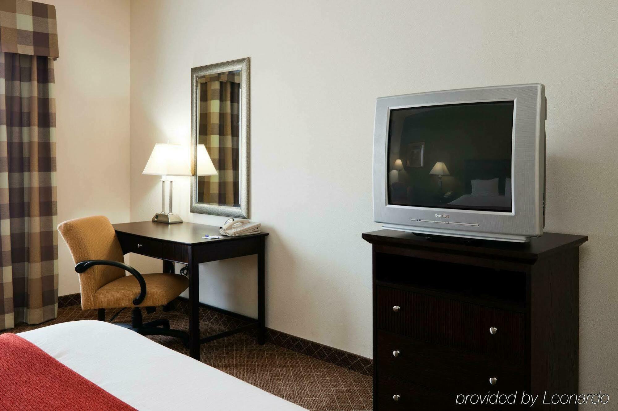 Express & Suites- By Ihg Hotel 3*
